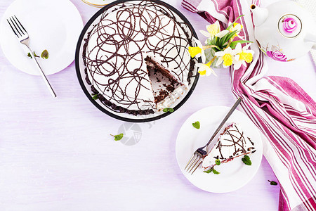 巧克力蛋糕有樱桃和奶油在光背景上顶图片