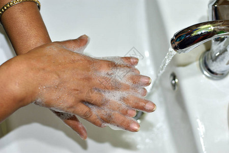 冠状大流行预防用肥皂温水洗手图片