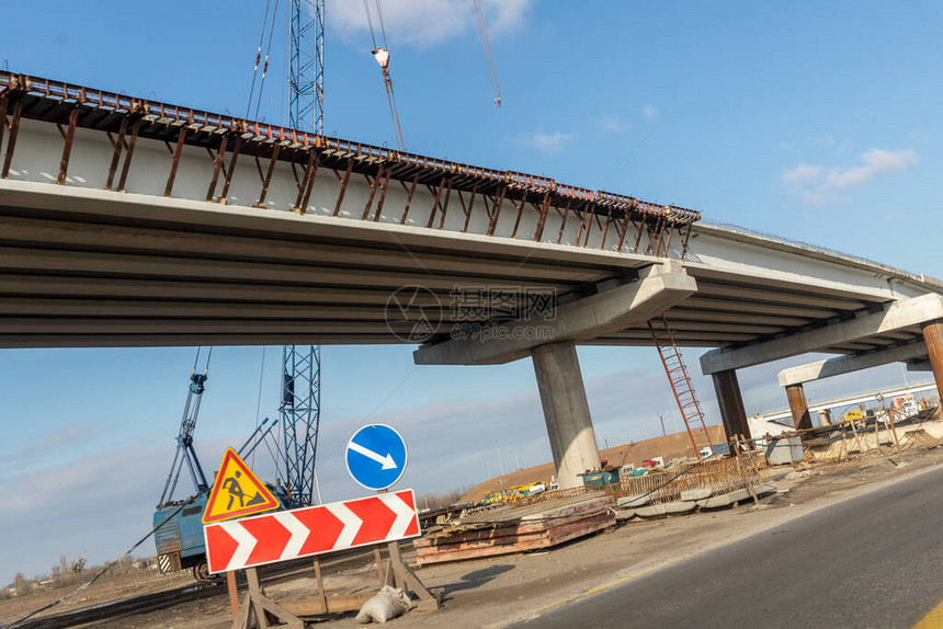 新的现代公路桥梁立交桥施工现场俯视图图片