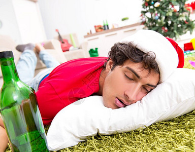 圣诞晚会后在家喝醉的年轻人图片