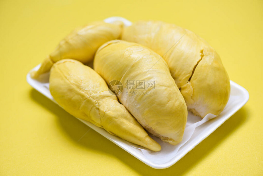 塑料托盘和黄色背景上的树皮新鲜榴莲水果成熟的榴莲热带水果夏季在泰国用图片