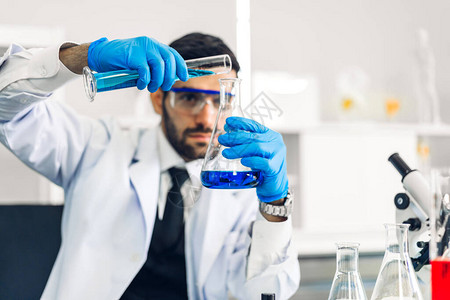 专业科学家研究和工作做化学实验图片