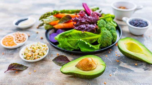 芽和生蔬菜以及健康沙拉的原料背景图片