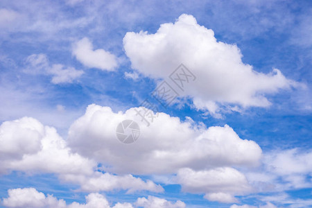 美丽的蓝天背景和白云图片