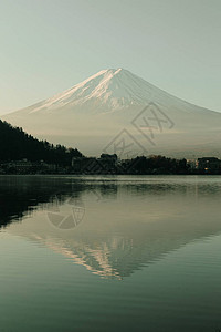 富士山景和川口子湖在日出的清晨日本矢马纳奇冬季水面上有天图片