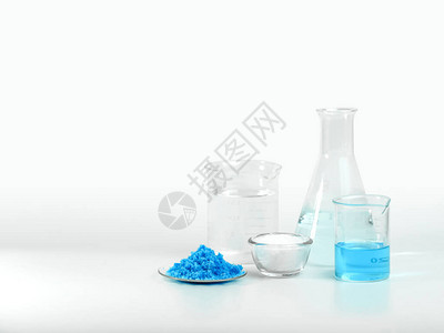 关闭白色实验室桌上的无机化学品硫酸铜II微晶蜡氯化镍酒精化妆品和盥洗用品产图片