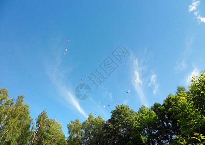 气球飞过蓝天图片