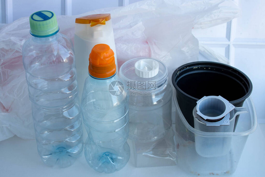 白色背景上的塑料容器塑料的加工可重复使用的包装星球的灾难垃圾对环境有害垃圾分类的图片