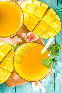 新鲜的夏季热带水果饮料图片