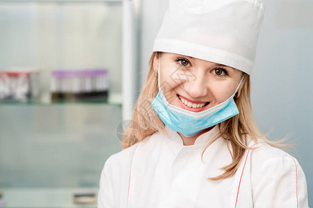 医生或护士的肖像在实验室微笑时图片