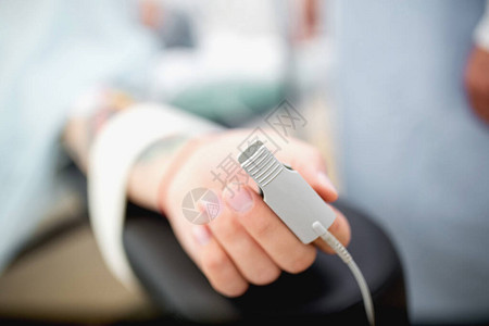 患者手指上的脉搏血氧仪医院ICU病房的男患者和医疗设备重症监护室图片