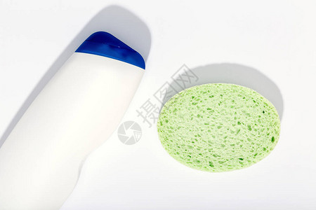 白色背景的塑料肥皂和海绵瓶身体照护产品图片