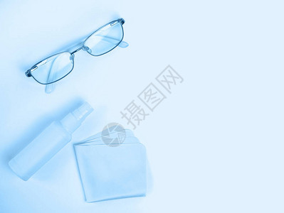 眼镜护理产品眼镜喷雾浅色背景上的眼镜餐巾蓝色单图片