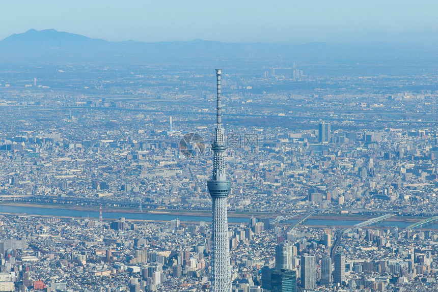 在阳光明媚的当天从一架直升机上拍摄的东京图片