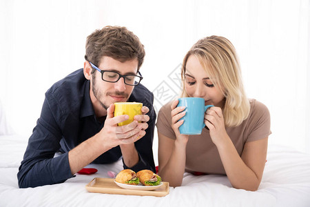 可爱的caucasians夫妇享受早餐和黑咖啡图片