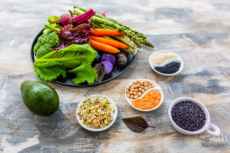 素食沙拉的生蔬菜和配料健康图片