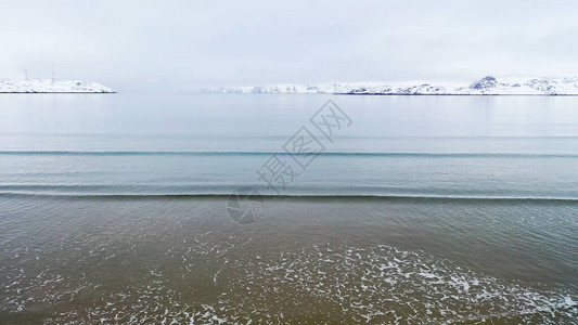 冬季海岸背景下的海顶视图录像在白雪皑的海岸背景下图片