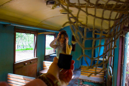 火车上的年轻女人火车上的女孩火车图片