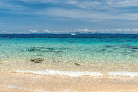 从海滩到海边的景色很美图片