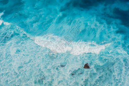 夏季热带海滩白色沙滩蓝色大海夏日阳光明媚的日子海岸滩风景泡沫在蓝色海热带海洋沙子的海滩波浪上旅游假期背景图片