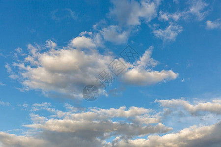 Cloudscape与白云反对晴朗和蓝天图片