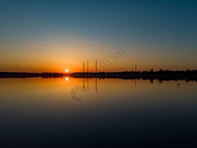 美丽的河岸边的Lilupe照片与日落晚期的照片图片