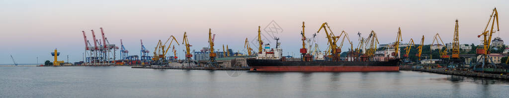 货运国际海港与货船起重机和集装箱或货物箱全球图片