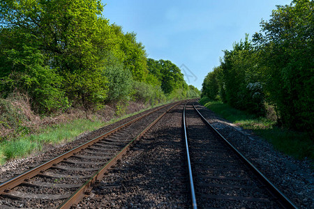 环绕弯曲的平行铁路轨迹视角图片