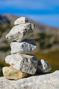 岩石上的许愿石塔和模糊背景图片
