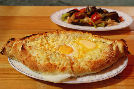 格鲁吉亚传统奶酪和鸡蛋面包图片
