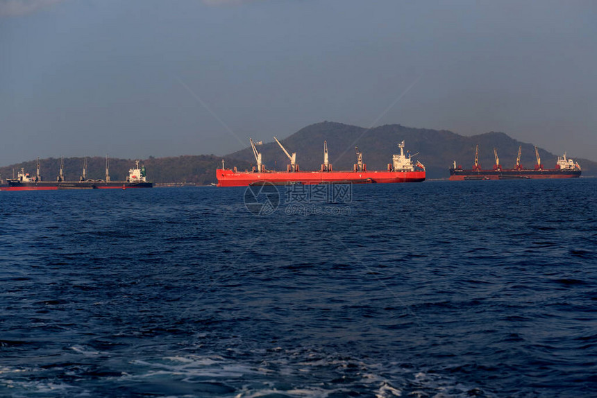 国际集装箱货船在海洋货运航运航海船舶