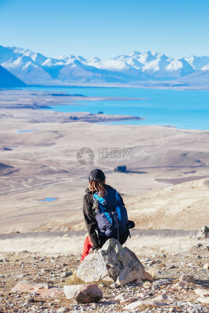 远足者钦佩南阿尔卑斯山和亚历山大湖从MtJohnWwalkway和Tekapo湖附近的天文区在新西兰明亮的春天傍晚图片