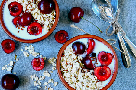 燕麦片配酸奶和樱桃发酵乳制品与益生菌共进早餐美味健康的早餐背景图片