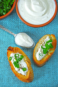 面包丁配酸奶油和蔬菜切碎的洋葱和酸奶油酸奶油发酵乳背景图片