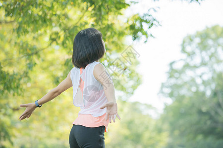 亚洲女人在公园锻炼时深呼吸背景图片