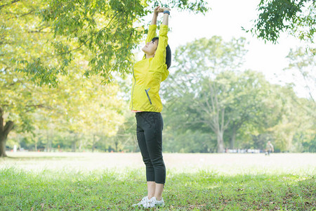 亚洲女人在公园锻炼时深呼吸背景图片