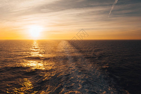 意大利亚得里亚海的一艘游轮留下的夕阳映照图片