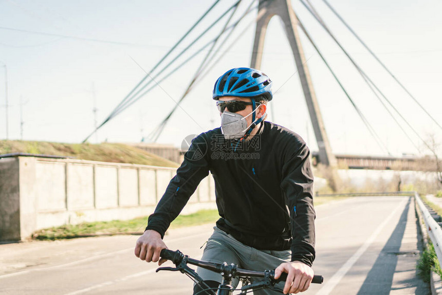 男骑自行车者戴着带有重型防护过滤器的呼吸面罩骑自行车的人戴着带有重型防护过滤器的呼吸器面罩安全呼吸面图片