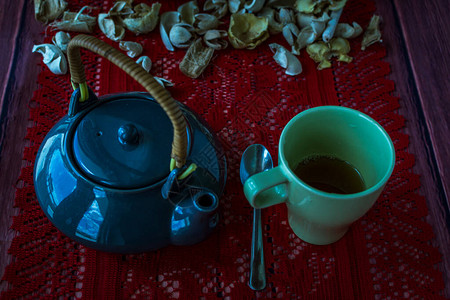 传统陶瓷茶壶配茶杯图片