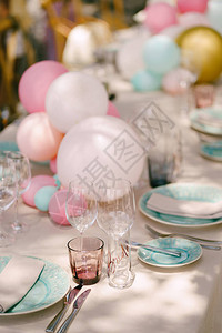 婚礼餐桌布置宴会桌装饰用球婚礼餐桌配有蓝色盘子眼镜图片