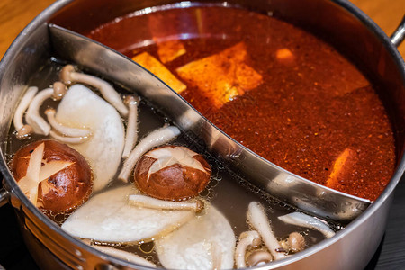 特制的汤底组合选项有辣味和蘑菇热汤两种口味背景图片