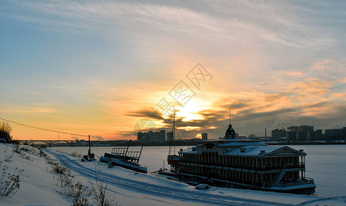 冬天城市的日落图片
