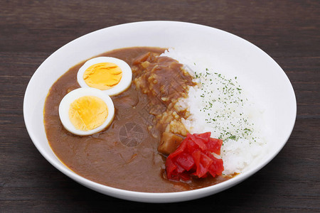 日本咖喱饭与煮鸡蛋和泡菜的特写图片