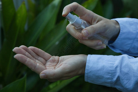 手喷手部抗菌喷雾妇女喷洒洗手液以预防冠状传播防疫消图片