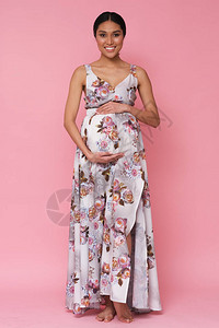 穿长裙的漂亮亚洲模特显示她怀孕肚子图片