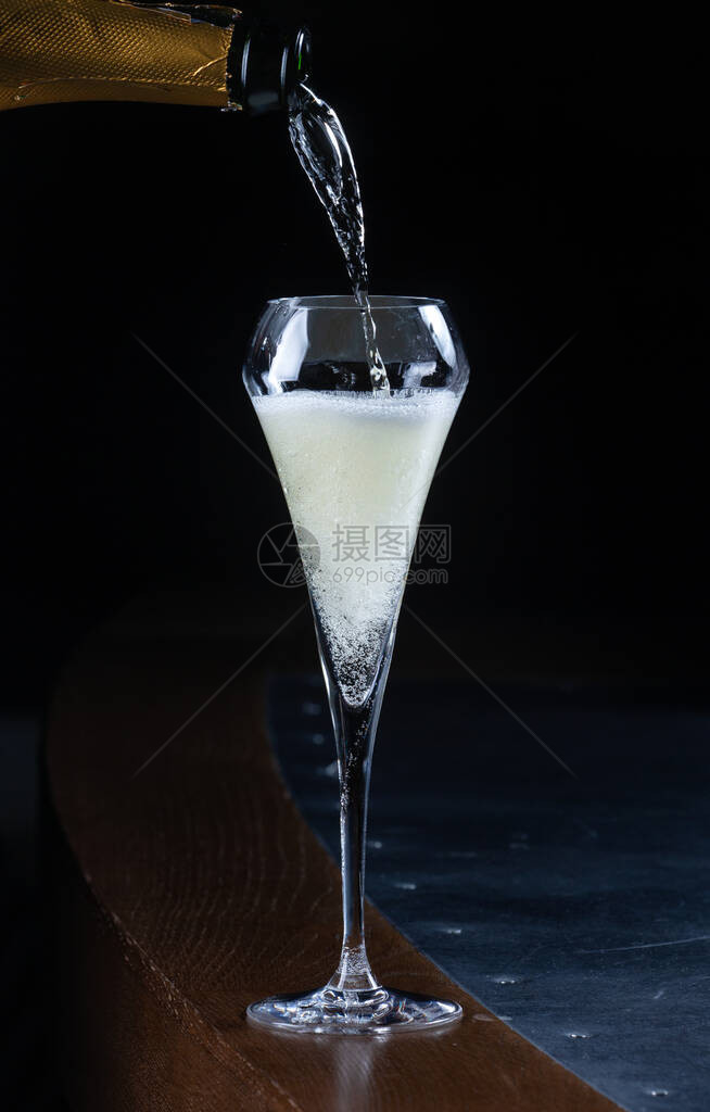 起泡酒被倒入吧台上的玻璃杯中香槟图片