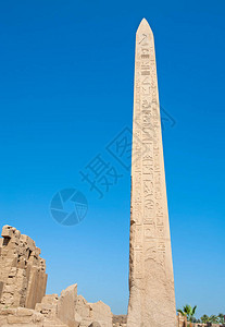 在卢克索卡纳克寺庙的古代大埃及方尖碑图片