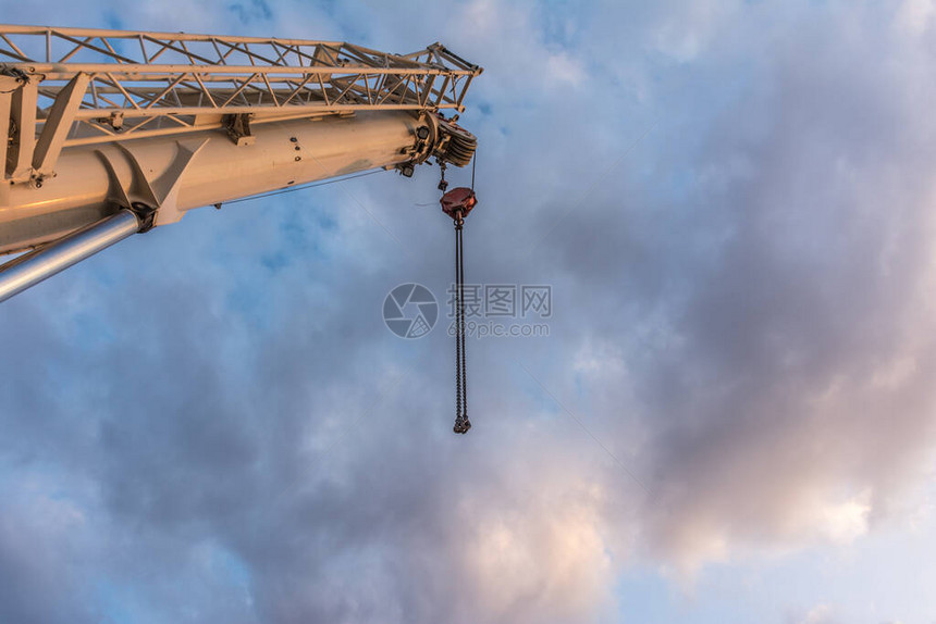 Crane卡车用于在高速公图片