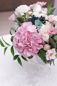 美丽的婚礼背景古董花瓶里的花朵优图片