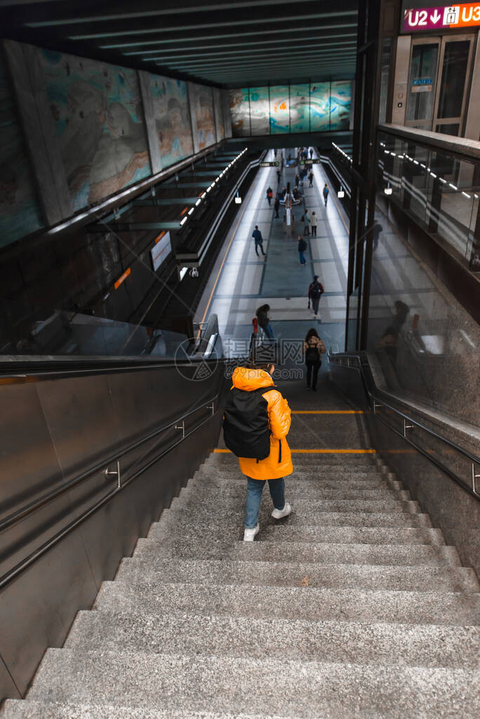 妇女走楼梯下到地铁下站城市交通图片
